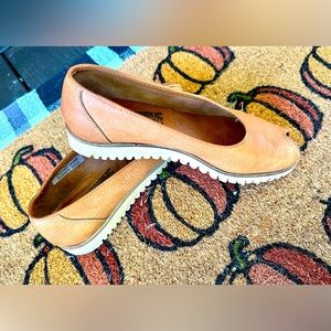 Incredible VINTAGE Banana Republic leather wedges!